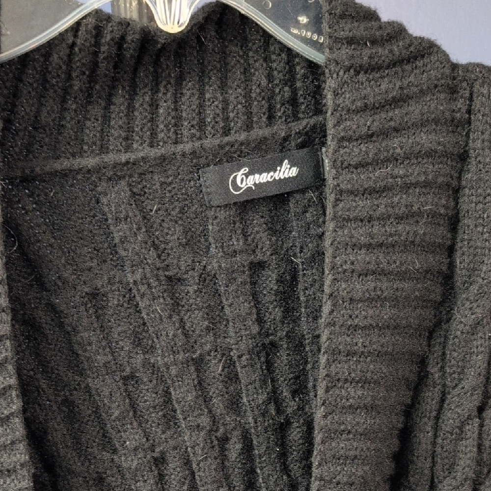 Elegant Black Cable Knit Cardigan - Picture 3 of 4